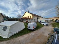 Les chapiteaux sont en place