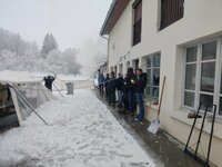 Un qui déblaie, 8 qui le soutiennent.